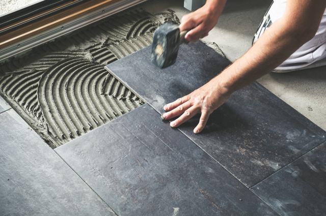Posa di piastrelle in grande formato su letto di colla