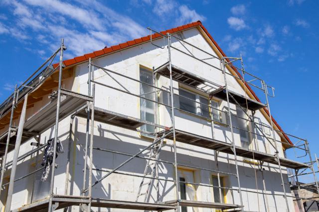 Casa in ristrutturazione con ponteggio montato