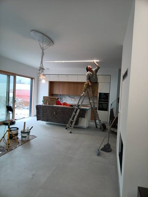 Rifiniture in un soggiorno con cucina