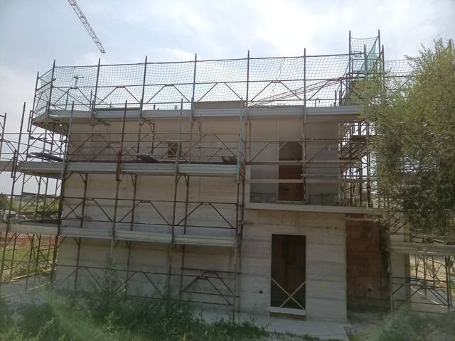 Edificio in costruzione con ponteggio