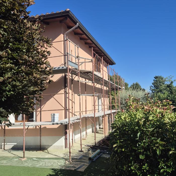 Villetta con ponteggio montato per il rifacimento della facciata