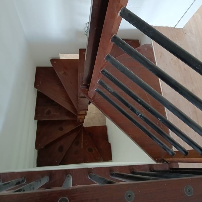 Scala a chiocciola in legno con ringhiera, vista dall'alto