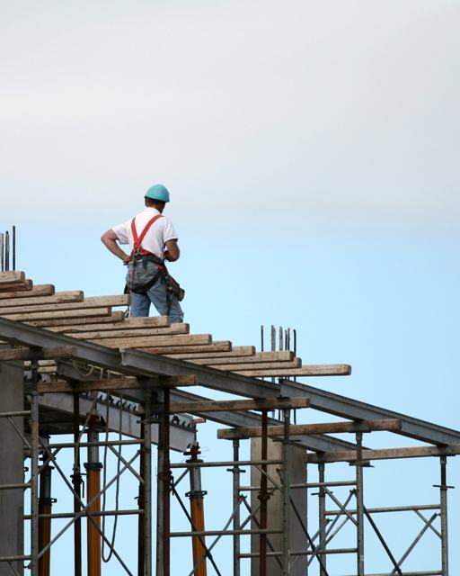 Operaio in quota su una struttura in costruzione