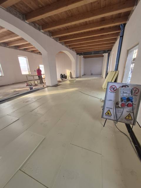 Ampio ambiente con soffitto in legno durante i lavori