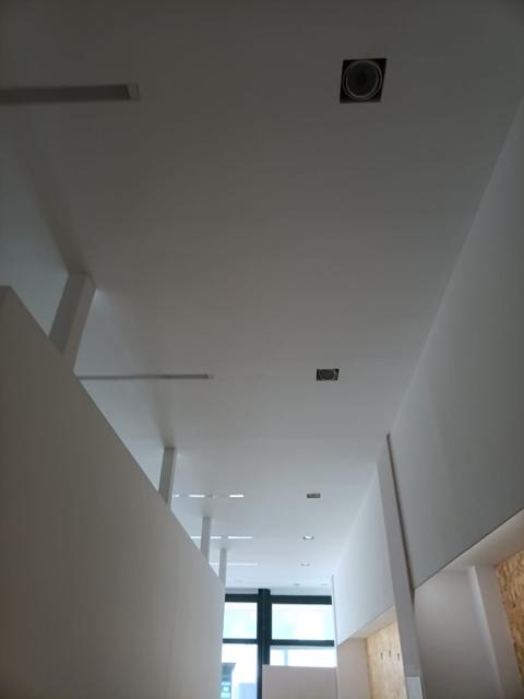 Controsoffitto in cartongesso con tagli di luce e faretti incassati